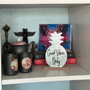 Metal Pineapple "Good Vibes Only" Sign - Tropical Wall Decor for Positive Energy